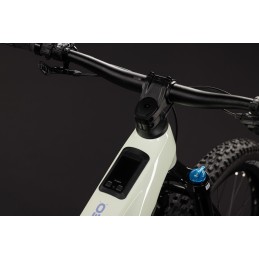 Détail du cadre en carbone et écran Bosch Kiox 400C du VTT CUBE Stereo Hybrid ONE44