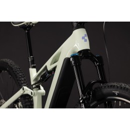 Fourche suspendue Fox 36 Rhythm et pneu Schwalbe sur le CUBE Stereo Hybrid