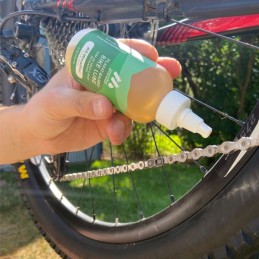 Application du lubrifiant végétal mountainFLOW sur une chaîne de vélo