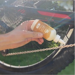 Application de la Cire Wax Vélo mountainFLOW sur une chaîne de vélo