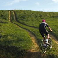 Gravel électrique : Aventure et Polyvalence Tout-Terrain