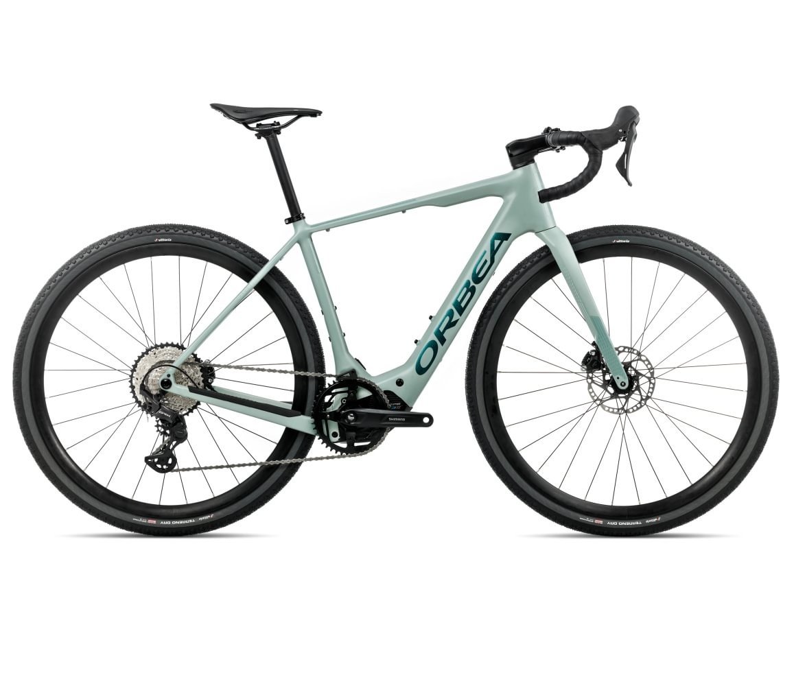 Orbea vélo de route noir et vert pastel, cadre aérodynamique, transmission à 2x, vitesses delta et disques sur freinage, volume roues robustes. Accessoire indispensable pour un cycliste journée.