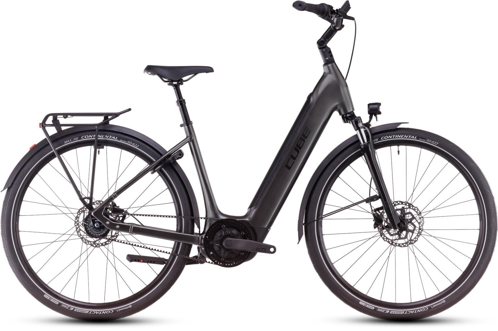 Vélo électrique noir, cadre élégant avec guidon droit, batterie intégrée, pneus à profil finer, et disque de frein sur la roue avant. 20 km de vélo c'est beaucoup intégré naturellement.