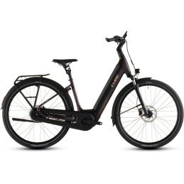Vélo électrique noir avec cadre élégant, guidon et pneus; accès suspendu et système de freinage visible.