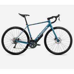 Vélo de route bleu sur fond blanc, cadre léger, guidon inclinable et disques de frein visibles. Randonnée vélo seine et marne, découvrir parcours cyclables.